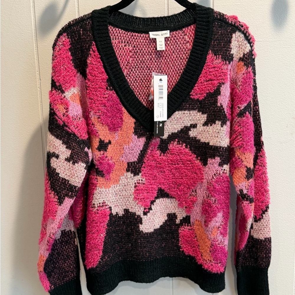 NWT Tribal Jeans V-Neck Pink Camo Women’s Sweater. Size P/S. Soft to the touch.